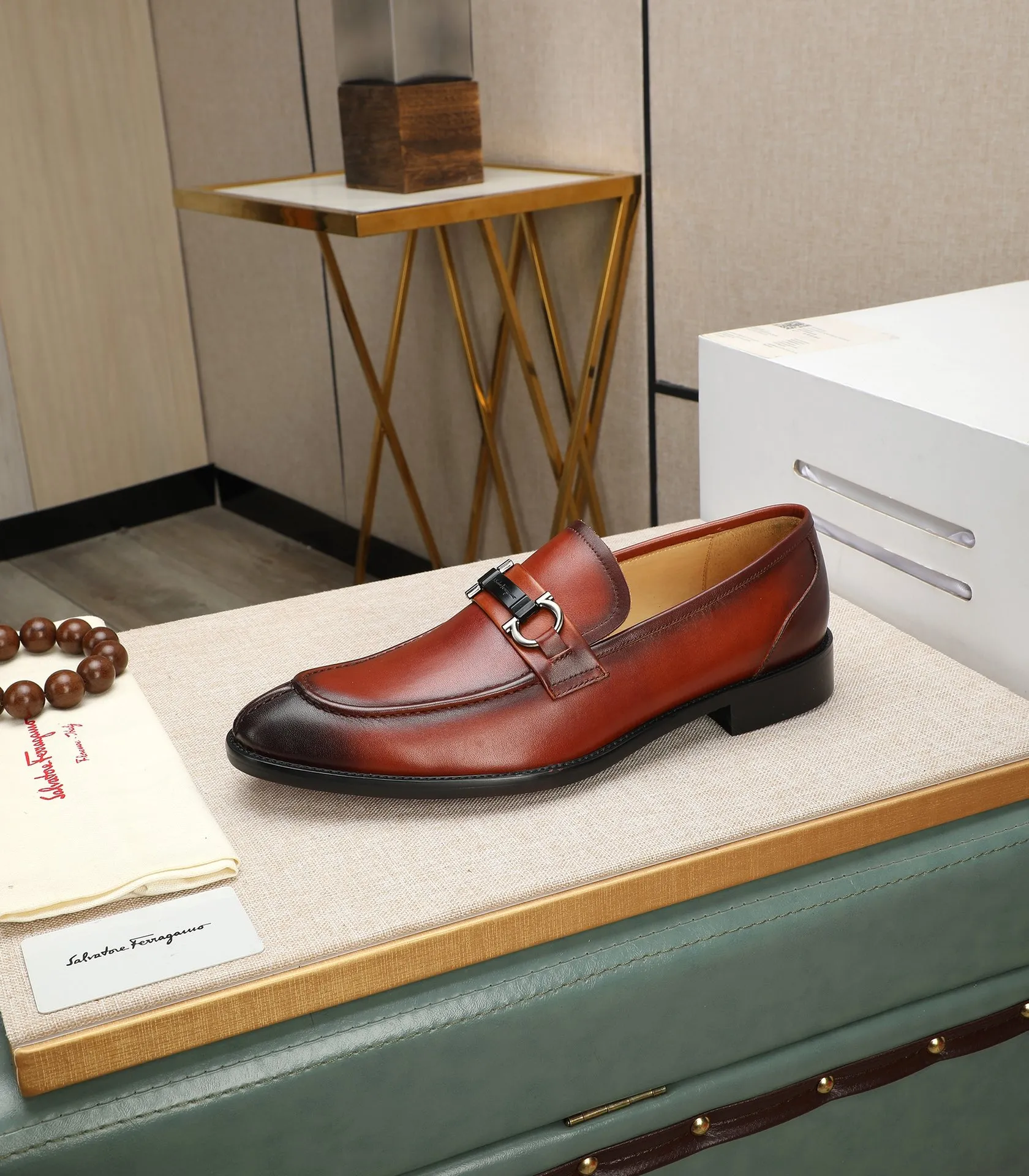 Men's shoes 💰540📛📛(water-dyed cowhide) Salvatore Ferragamo high-end (Salvatore Ferragamo) is the world's top luxury footwear brand. It comes from the fashion kingdom of Italy and is famous all over the world for its traditional handmade design and novel styles...🚶🏻🚶🏻New suit shoes are available simultaneously at the counter. This model is purely handmade. The fabric is imported from Italy's original first-layer cowhide. Soft water-dyed cowhide lining. Original authentic outsole🌀🌀Size: 38➖44 (45 customized)